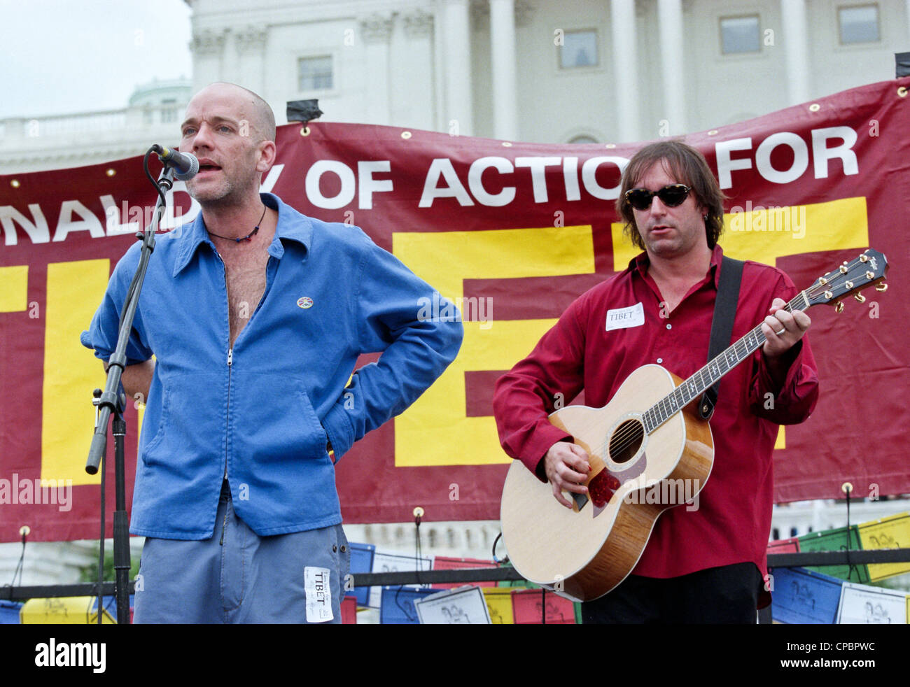 Sänger Michael Stipe und Gitarrist Peter Buck von REM führen bei der Rallye für Tibet auf dem US Capitol 15. Juni 1998 in Washington, DC. Tibetisch-Amerikaner zusammen mit Hunderten von Fans versammelt, um Chinas Politik gegenüber Tibet zu protestieren. Stockfoto