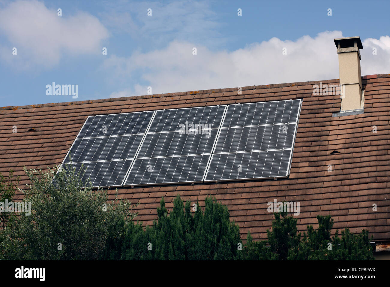 Sonnenkollektoren, Dach, Haus, Vorort von Paris, Frankreich Stockfoto