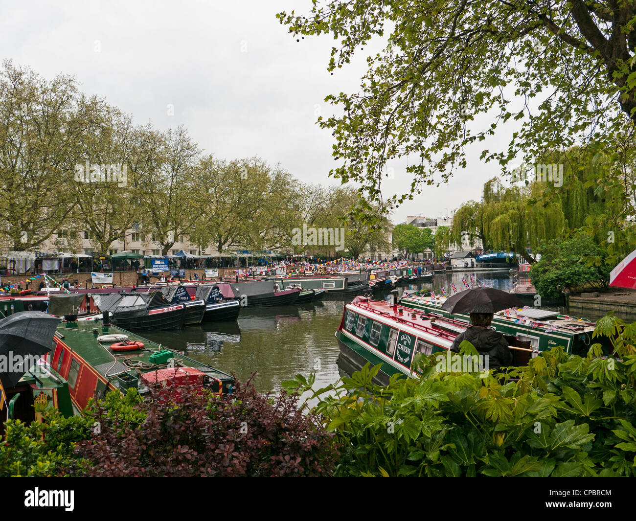 Hausboote und schmale Boote auf einem Festival am Grand Union Canal in Klein-Venedig, Paddington, West-London, UK Stockfoto