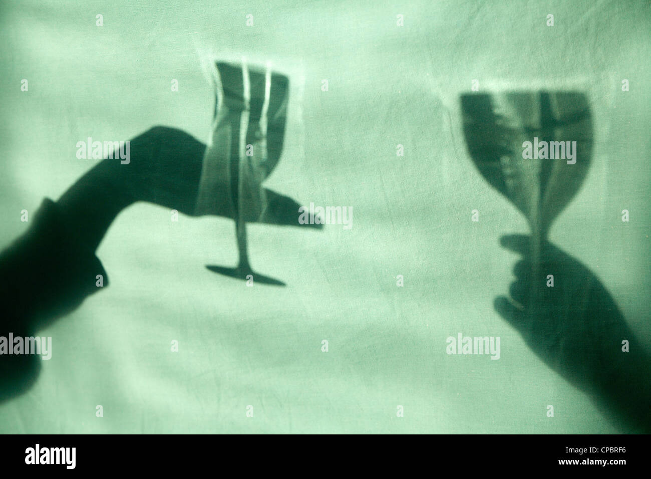 Schatten der Hände und Gläser Stockfoto