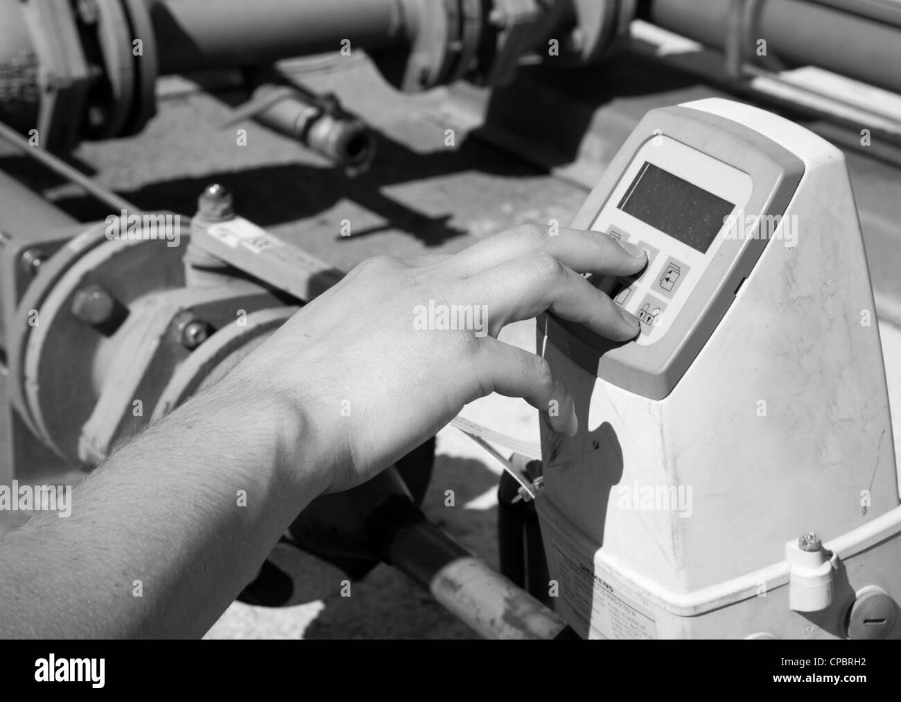 Hand des Menschen bei der Arbeit durch Touch-Panel - Industrie Stockfoto