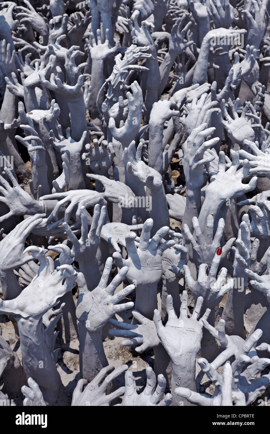 Wat Rong Khun Schnitzereien, die das Meer der Hände und verlorenen Seelen darstellen und die Hölle darstellen. Buddhistischer Tempel Chiang Rai Thailand Asien Stockfoto