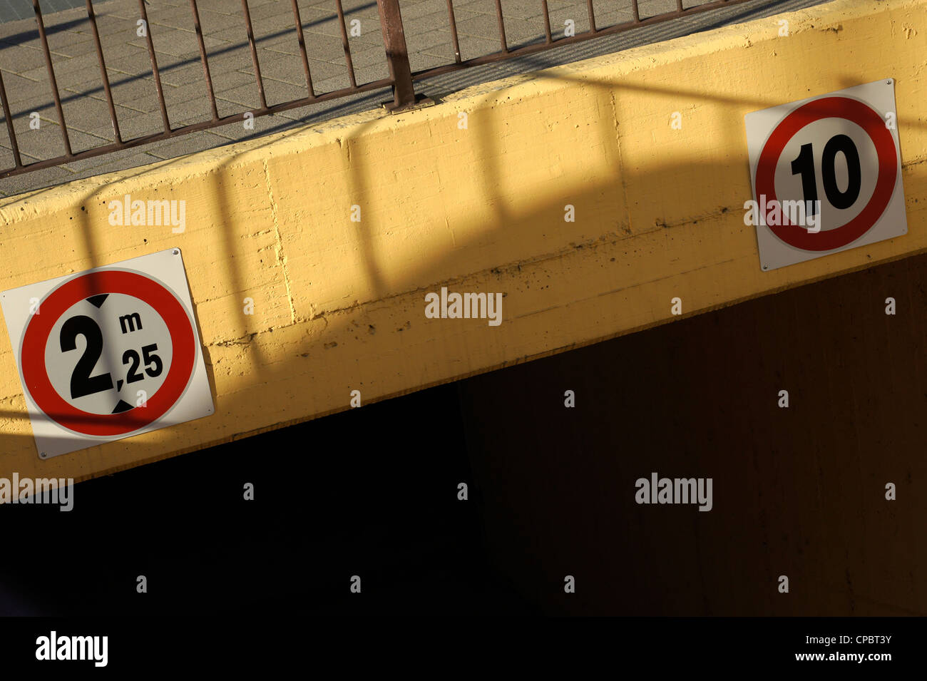 Eintrag einer Garage. Italien. Stockfoto