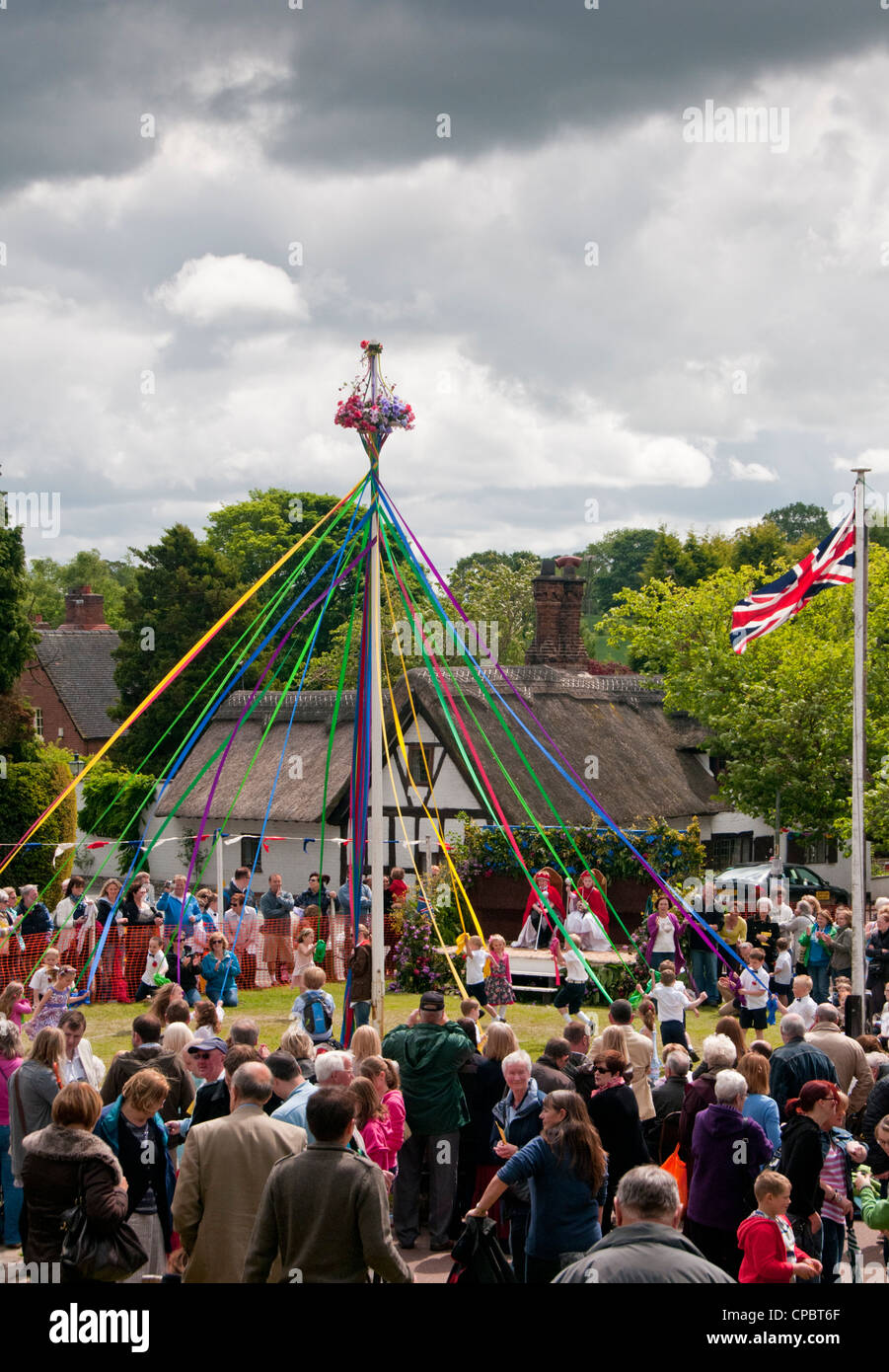Traditionelle Maibaum Tanz & Dorffest, Whitegate Dorf, Cheshire, England, Vereinigtes Königreich Stockfoto
