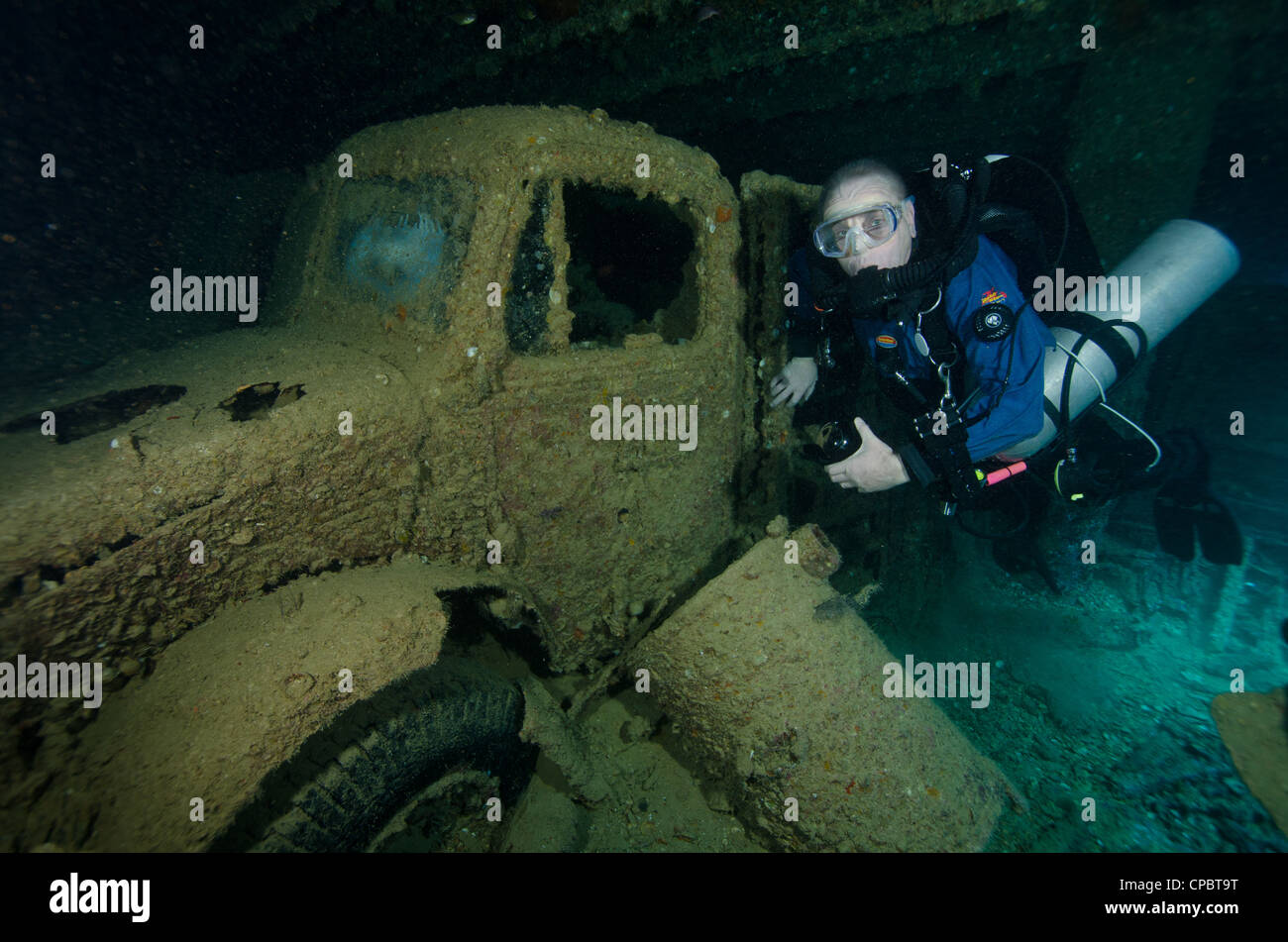 Taucher die Lastwagen auf dem Thistlegorn-Wrack erkunden. Rotes Meer Stockfoto