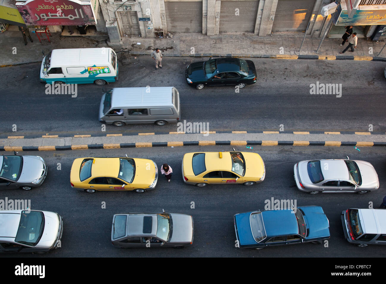 Straßenverkehr in zentralen Irbid, Jordanien von oben gesehen Stockfoto