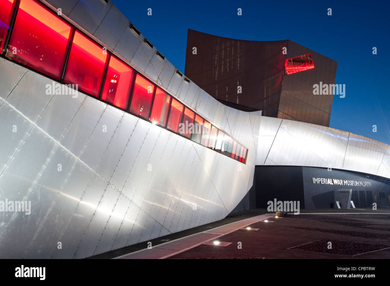 Das Imperial War Museum (Nord) bei Nacht, Salford Quays, Manchester, England, UK Stockfoto