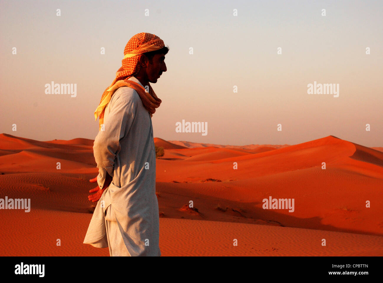 Lokale arabische nationale an die Wüstensafari in Dubai Stockfoto