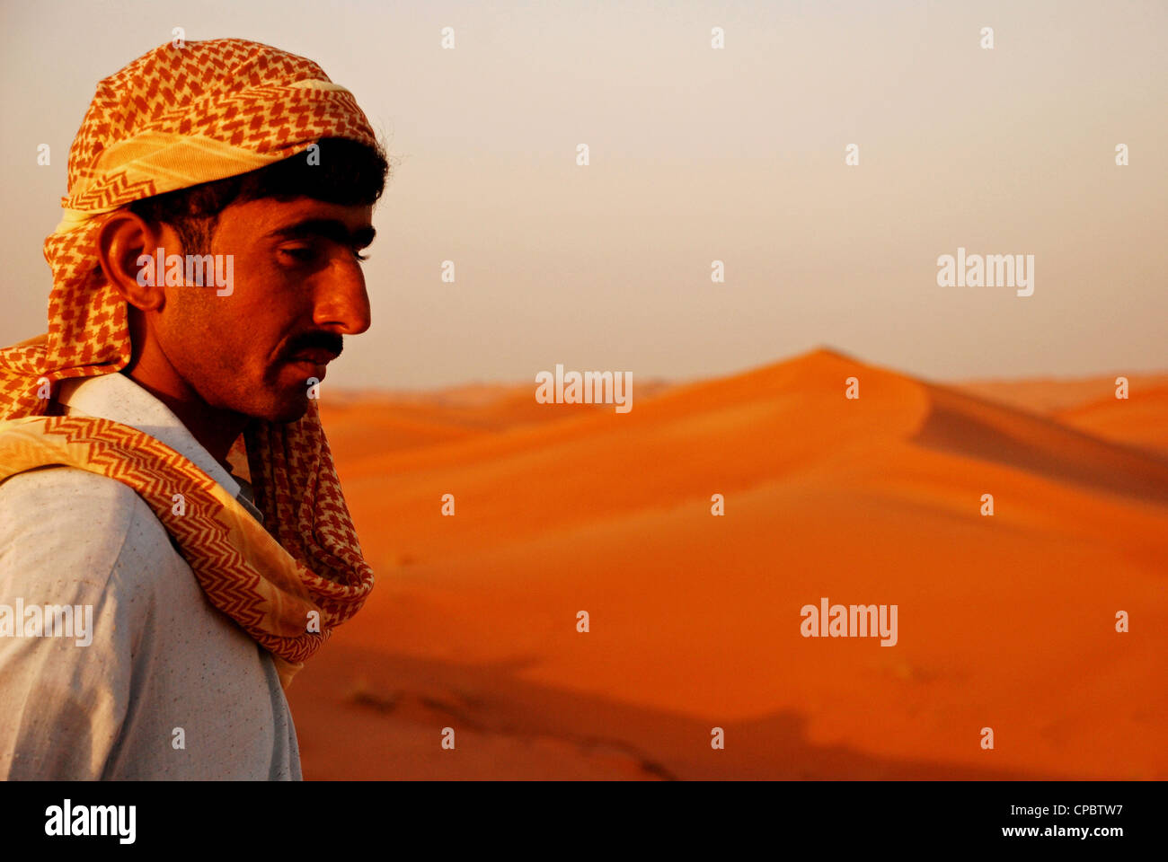 Lokale arabische nationale an die Wüstensafari in Dubai Stockfoto