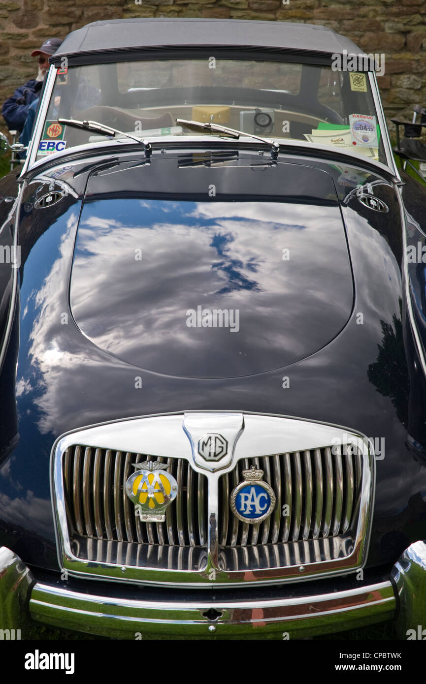 Vintage classic blau MG Cabrio-Sportwagen auf der Märsche Transport Festival Ausstellung von Oldtimer und klassische Autos auf der Messe in Ludlow Food Frühlingsfest Stockfoto