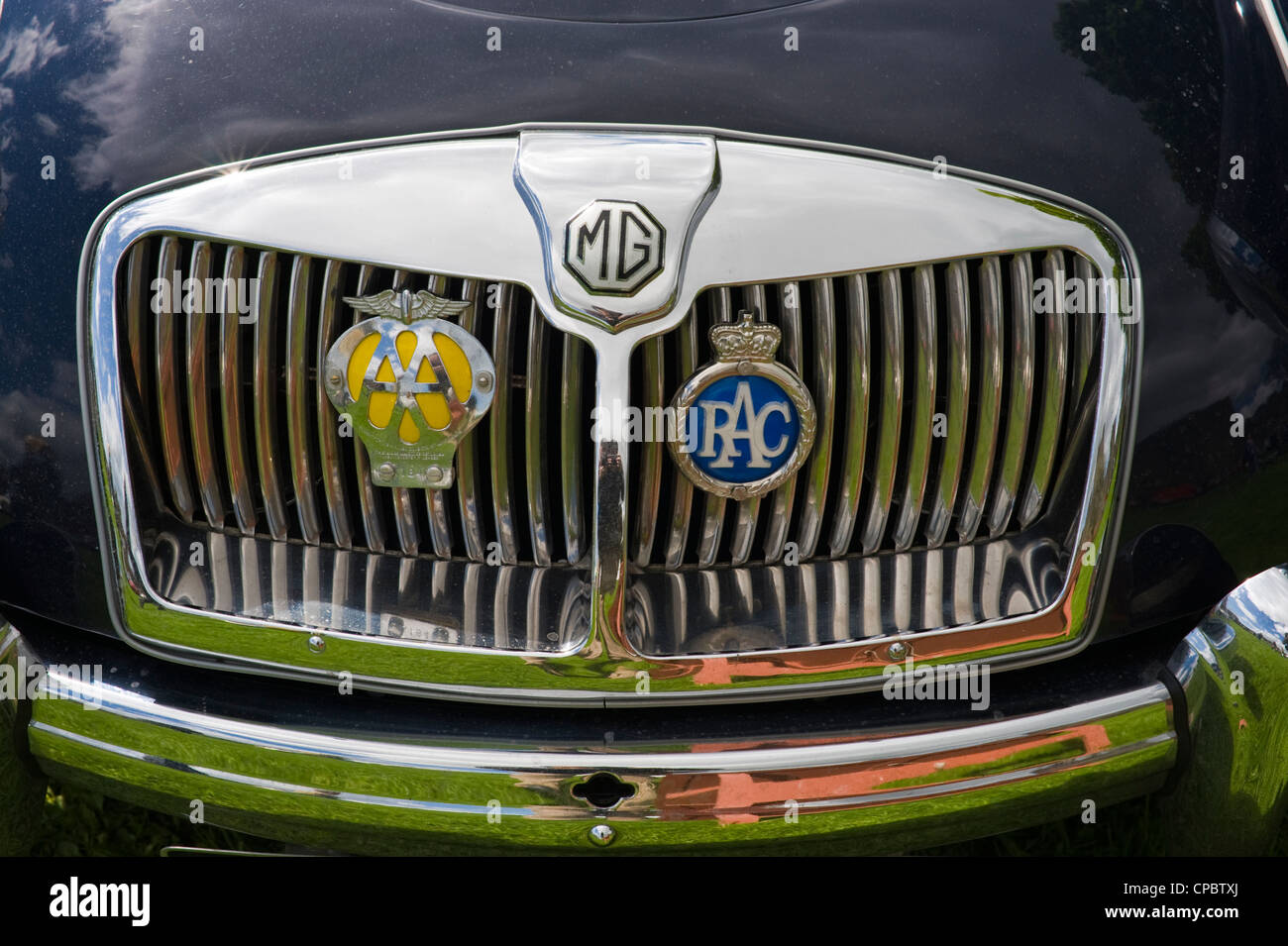 Vintage classic blau MG Cabrio-Sportwagen auf der Märsche Transport Festival Ausstellung von Oldtimer und klassische Autos auf der Messe in Ludlow Food Frühlingsfest Stockfoto