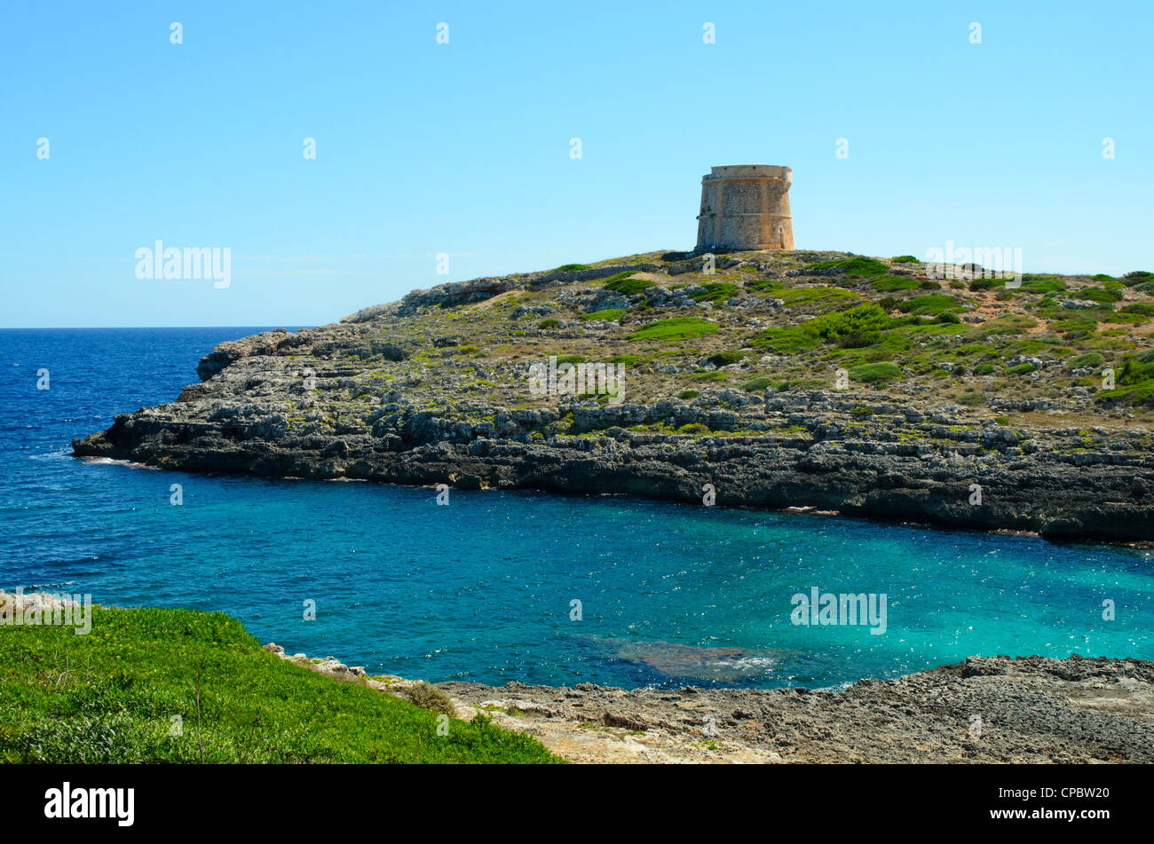 Die Martello-Turm am Alcalfar auf der Küste von Menorca, Balearen, Spanien Stockfoto