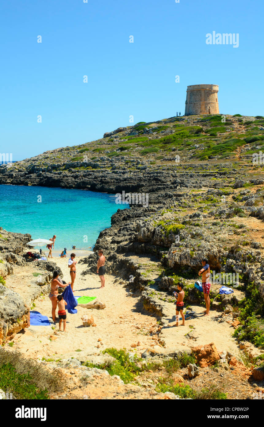 Strand in der Nähe der Martello-Turm am Alcalfar auf der Küste von Menorca, Balearen, Spanien Stockfoto