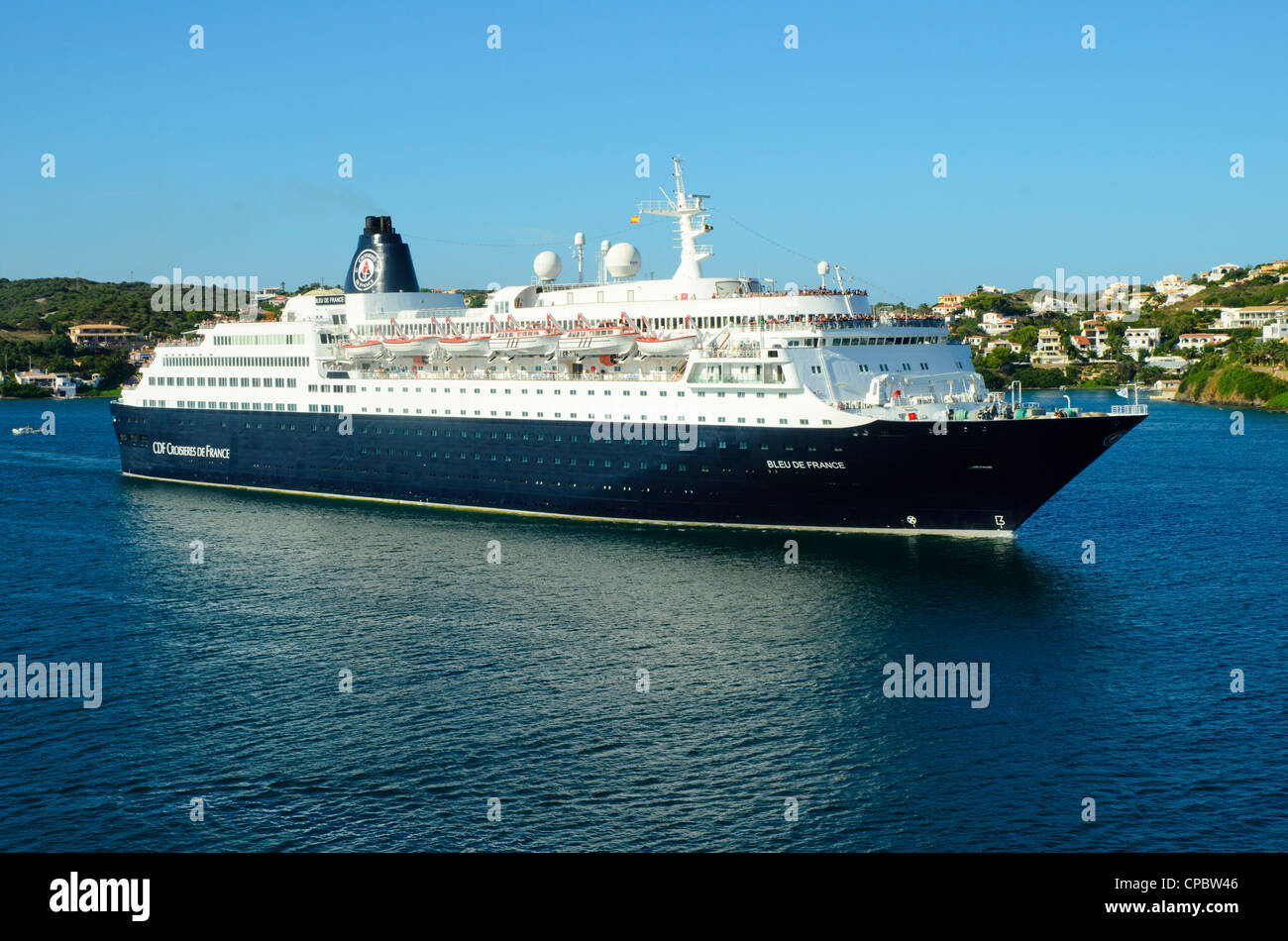 Kreuzfahrtschiff Bleu de France in der große natürliche Hafen von Maó (Mahón) auf Menorca auf den Balearen, Spanien Stockfoto
