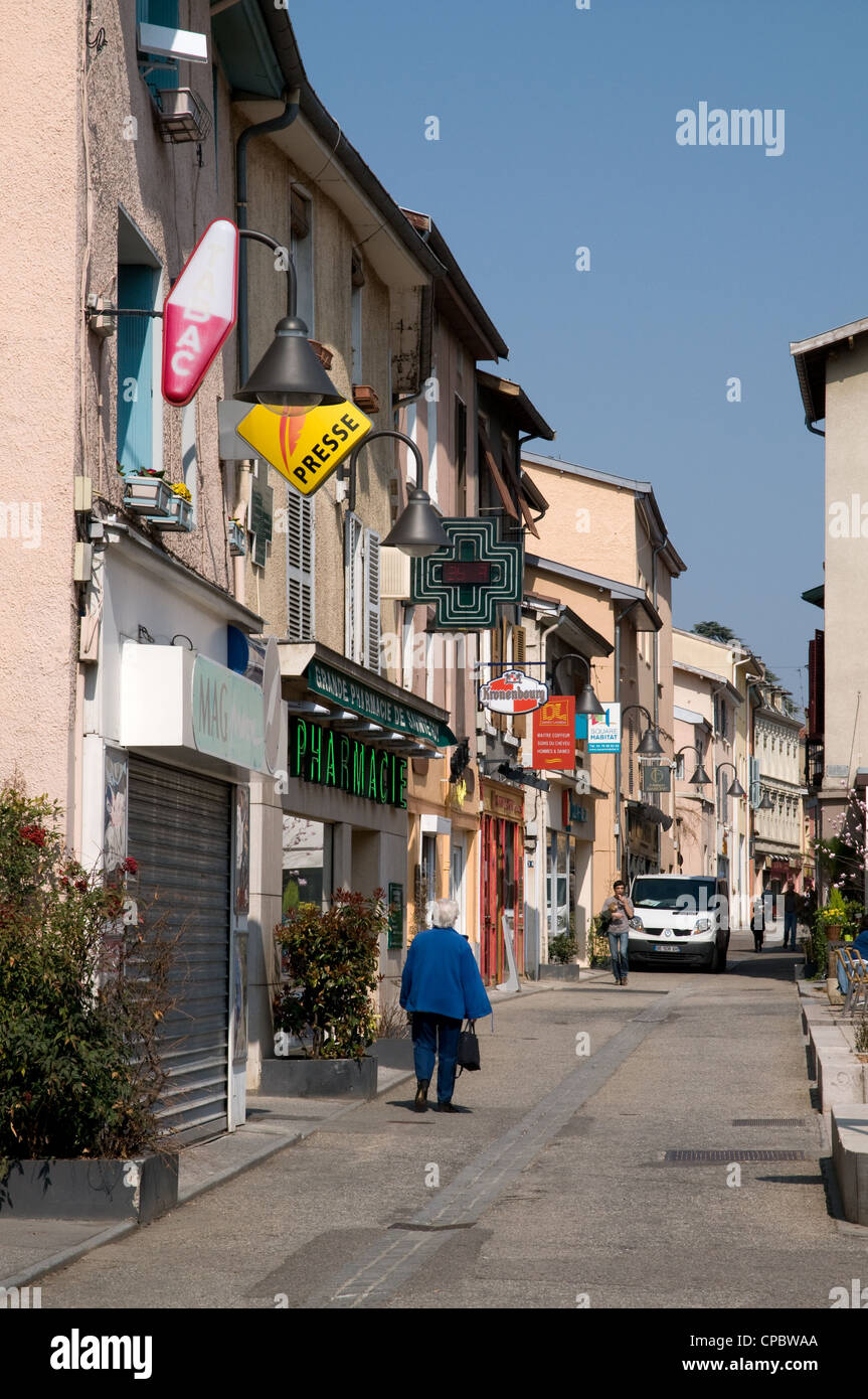 Grand Rue Straßenszene in Sainte-Foy Les Lyon Frankreich Stockfoto