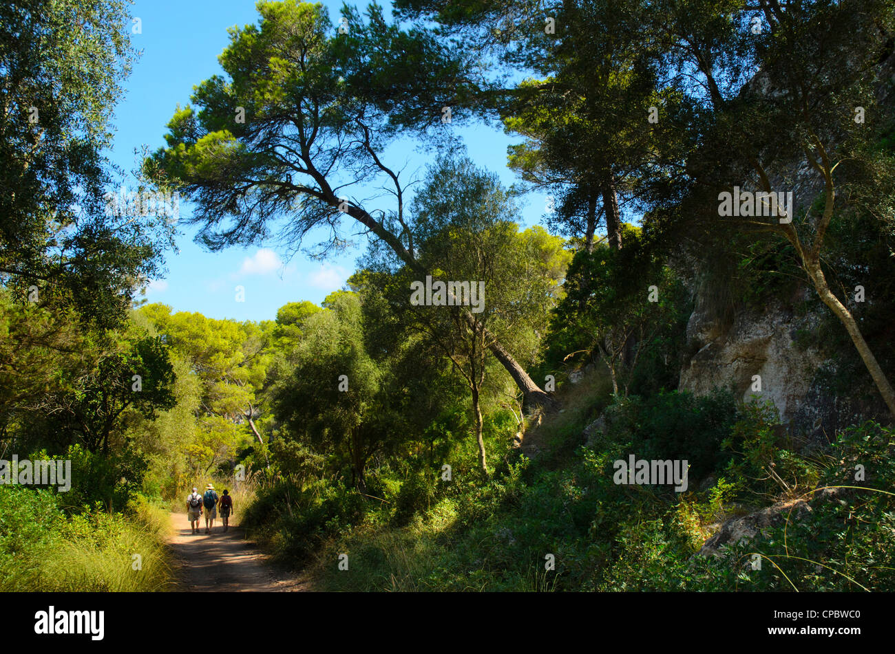 Wanderer auf dem Küstenpfad Cami de Cavalls in der Nähe von Cala Galdana auf Menorca auf den Balearen, Spanien Stockfoto