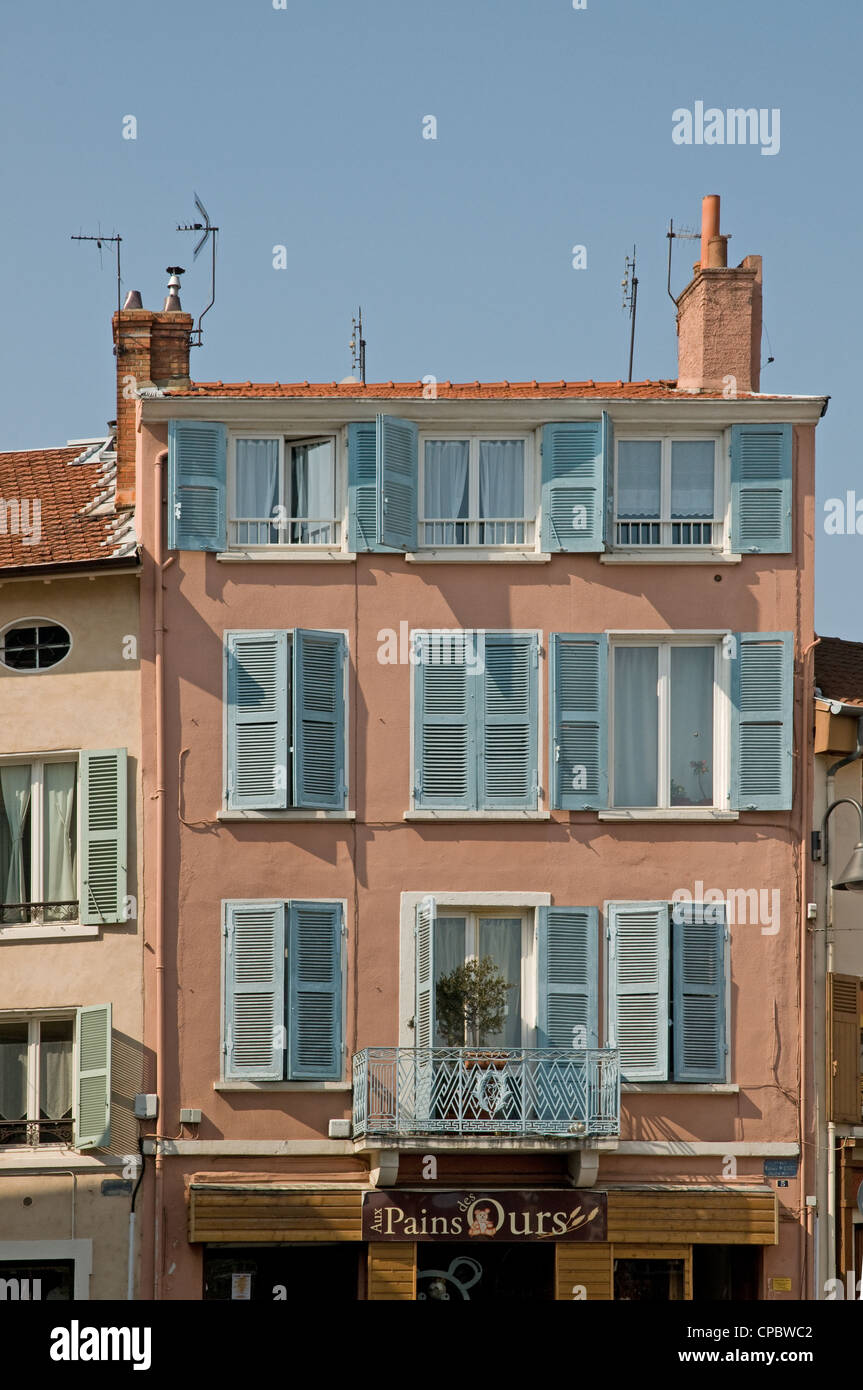 Typische traditionelle Gebäude mit bemalten Wänden und Fensterläden aus Holz Platz Xavier Ricard Sainte Foy Les Lyon Frankreich Stockfoto