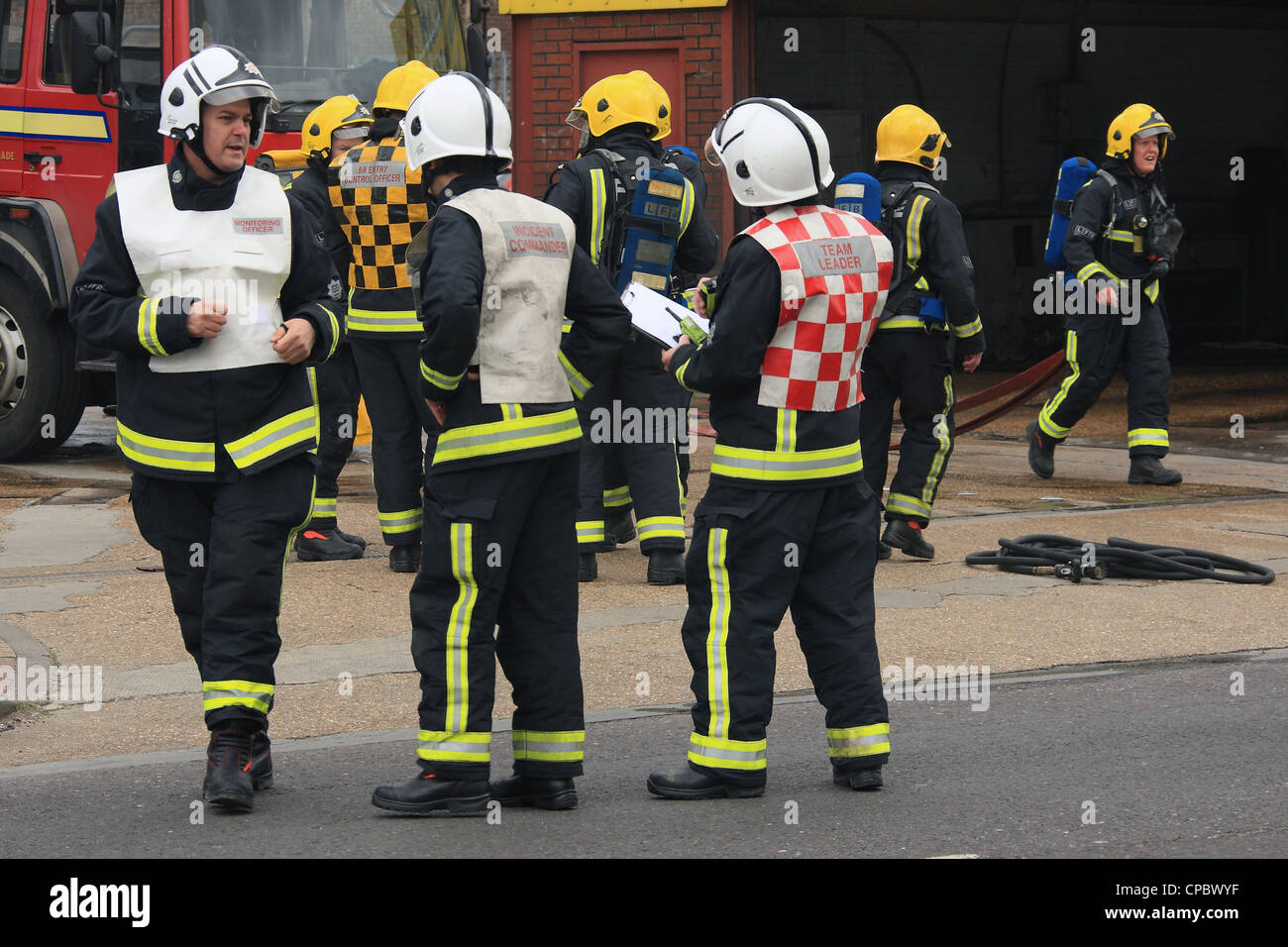 London Feuerwehr Vorfall Kommandanten an BA Kontrolle zeigen Sie bei einem Brand in Dagenham East London Stockfoto