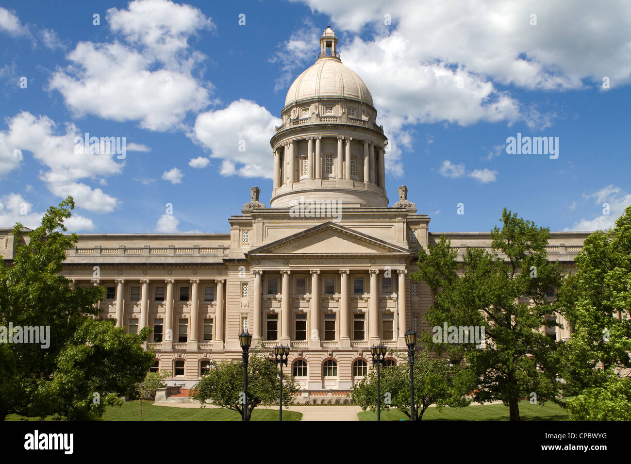 Kentucky State Capitol in Frankfort, Kentucky, USA gegen eine Wolke gefüllt blauer Himmelshintergrund. Stockfoto