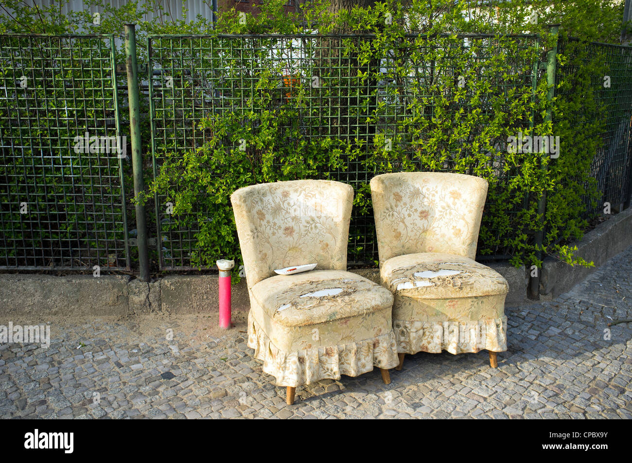 Zwei Sessel auf einem Bürgersteig, Berlin, Deutschland, Europa Stockfoto