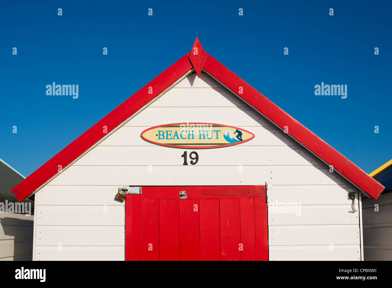 Bunte rote Strandhütte gegen blauen Himmel. Goodrington, Paignton, Devon, England Stockfoto