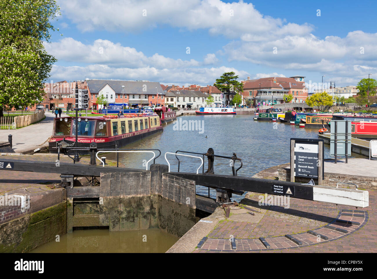 Stratford-upon-Avon, Stratford Canal Basin bancroft Becken mit schmalen Booten vertäut Stratford-upon-Avon, Warwickshire England GB Europa Stockfoto