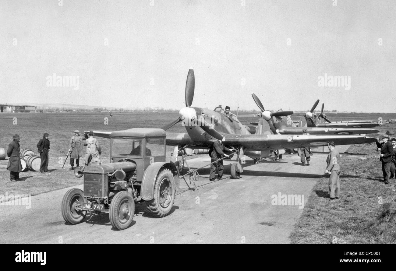 Hurrikan Flugzeuge werden eingespannt von einem Traktor früh während des zweiten Weltkriegs. Stockfoto