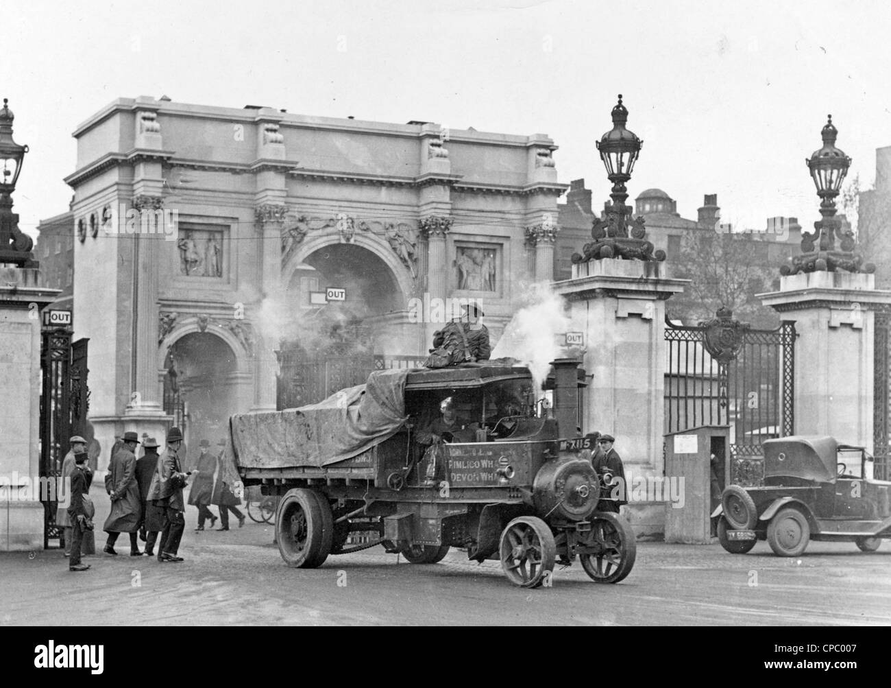 1926. Truppen eskortieren Dampf Lastwagen und Traktoren durch London während des Generalstreiks. Stockfoto