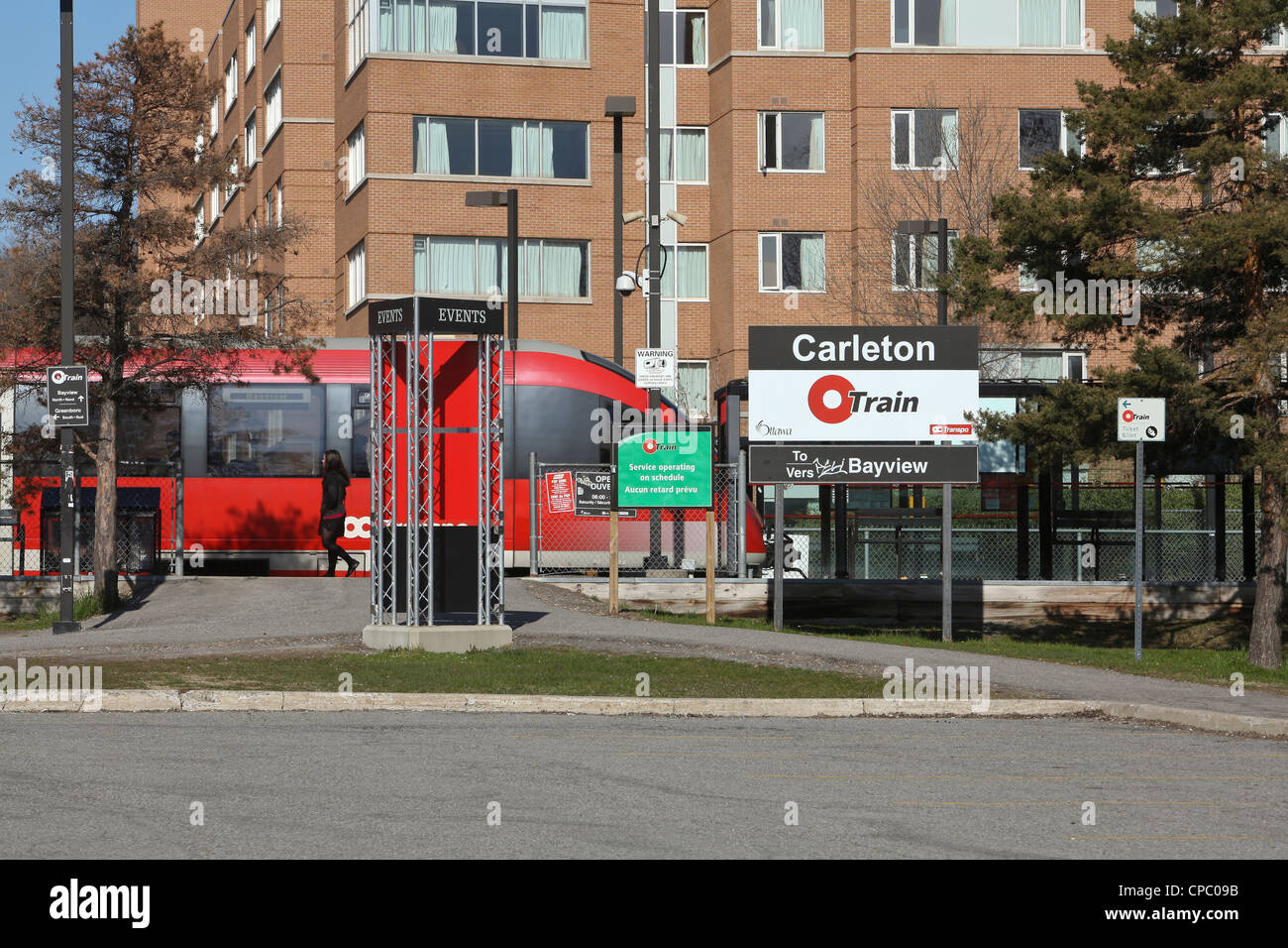 Ein OC Transpo O-Zug kommt an der Carleton-Station in Ottawa Stockfoto