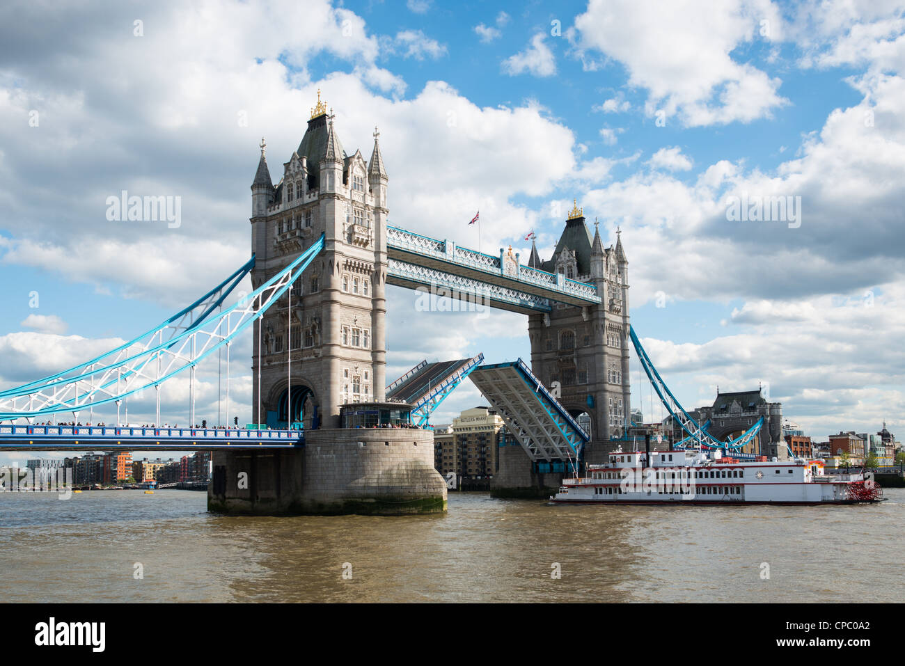 Tower bridge opening -Fotos und -Bildmaterial in hoher Auflösung – Alamy