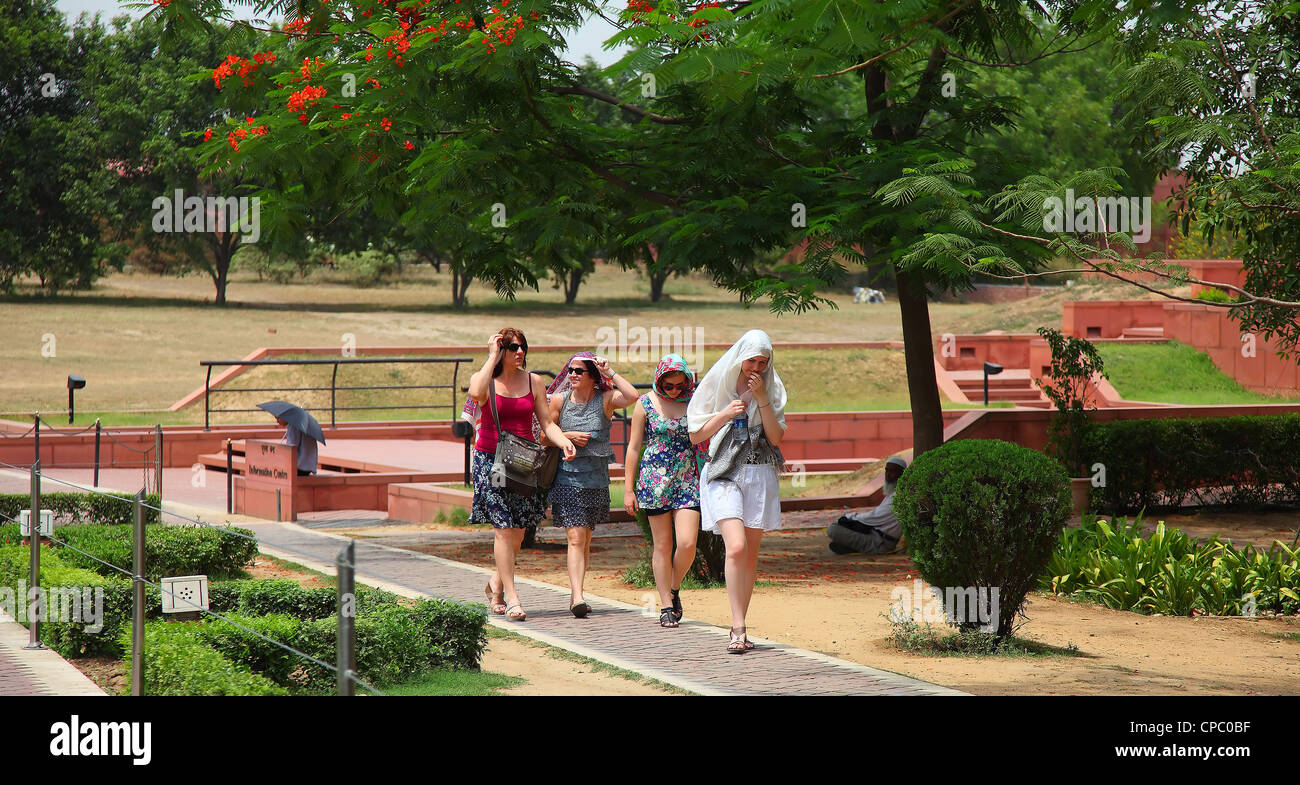 Lotus-Tempel, Touristen, ausländische Touristen, Gartenbau, grün, Outdoor, New Delhi, Indien. Stockfoto