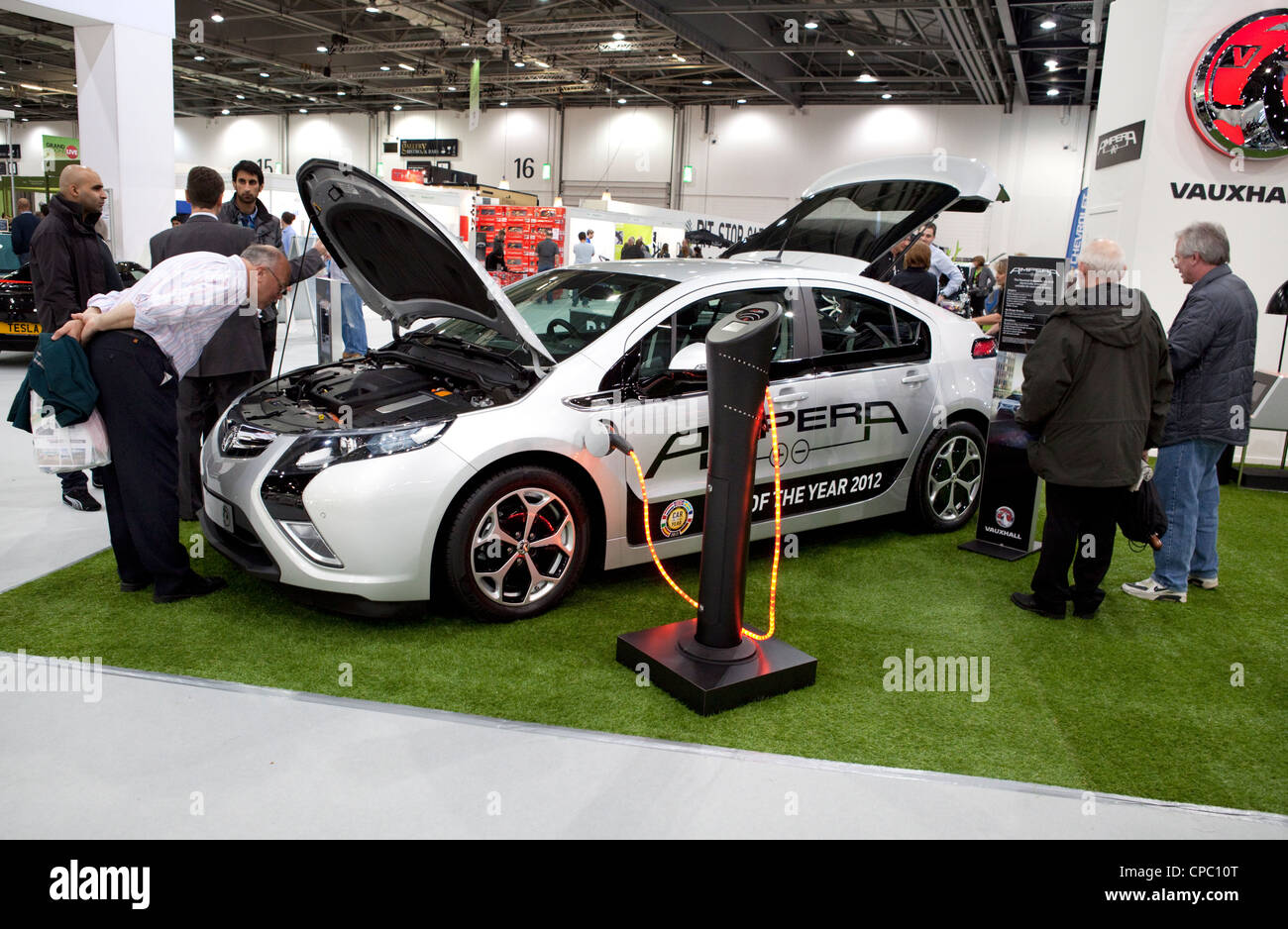 Vauxhall Ampera, Auto des Jahres 2012 auf Anzeige am EcoVelocity der kohlenstoffarmen motor Event im Excel in London Stockfoto