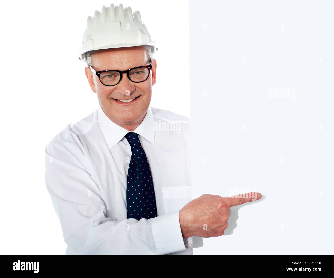 Ältere Mann in einem weißen Arbeitshelm mit einem Schild in der Hand. Isoliert Stockfoto