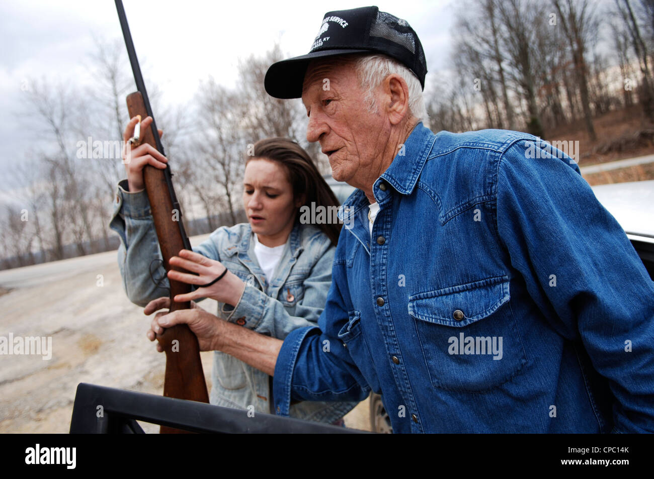 Ein Großvater und Enkelin verbringen Sie einen Nachmittag schießen in Kentucky, USA. Stockfoto