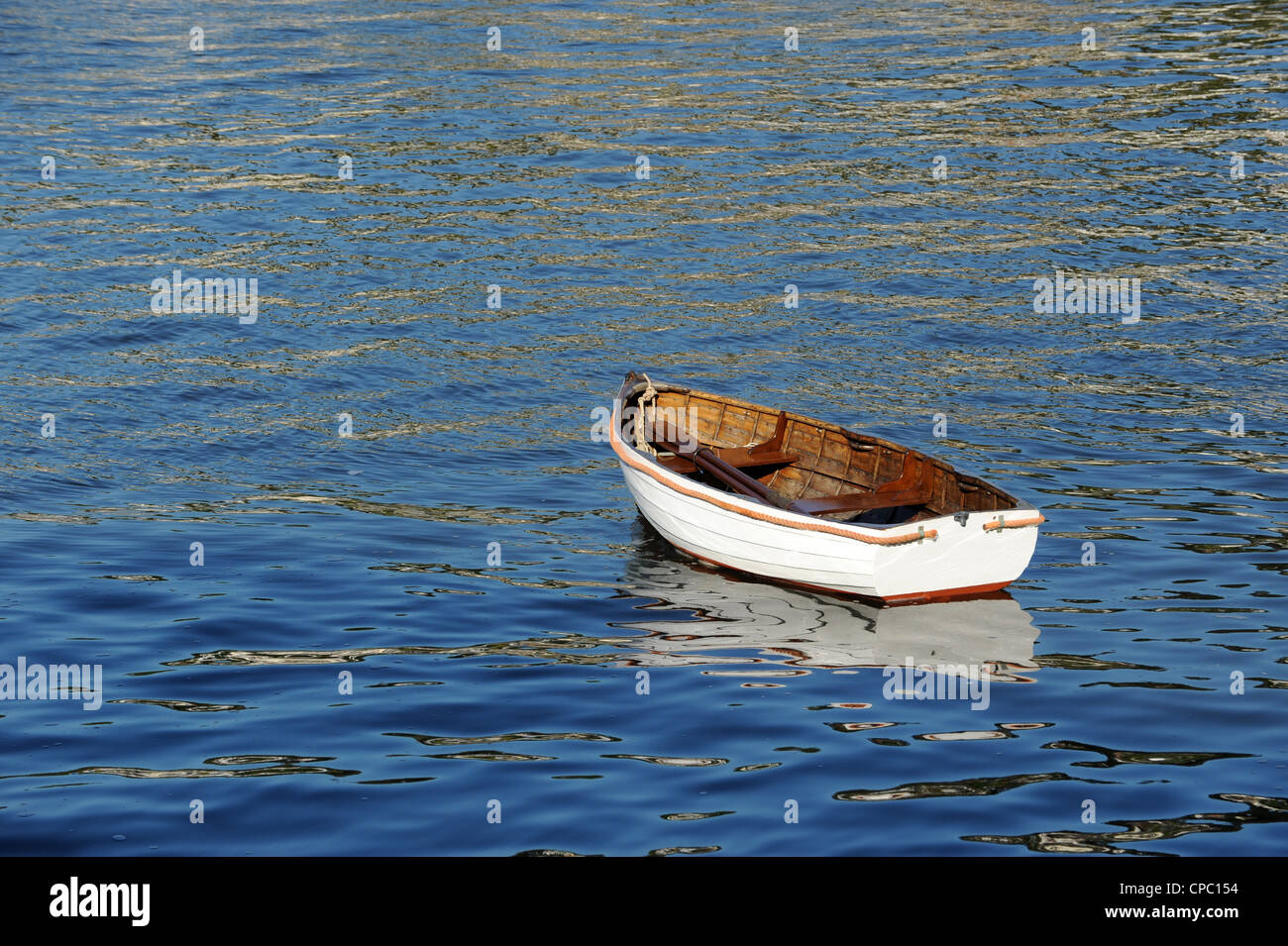Kleines Ruderboot vor Anker am Fluss Dart in Dartmouth Stockfoto