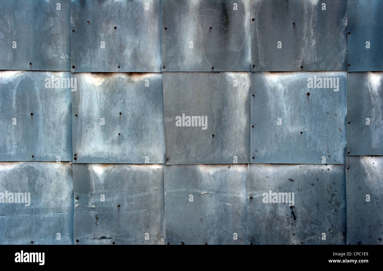 Eine Wand mit Blech bedeckt. Stockfoto