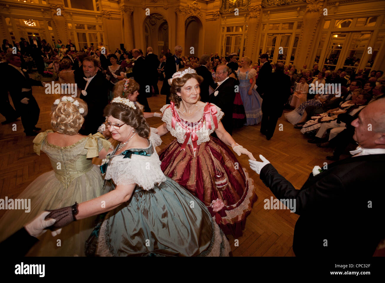 Der große Maskenball (Second Empire Zeitraum Kleid), anlässlich der Veranstaltung: "Vichy feiert Napoleon III" (Vichy). Stockfoto