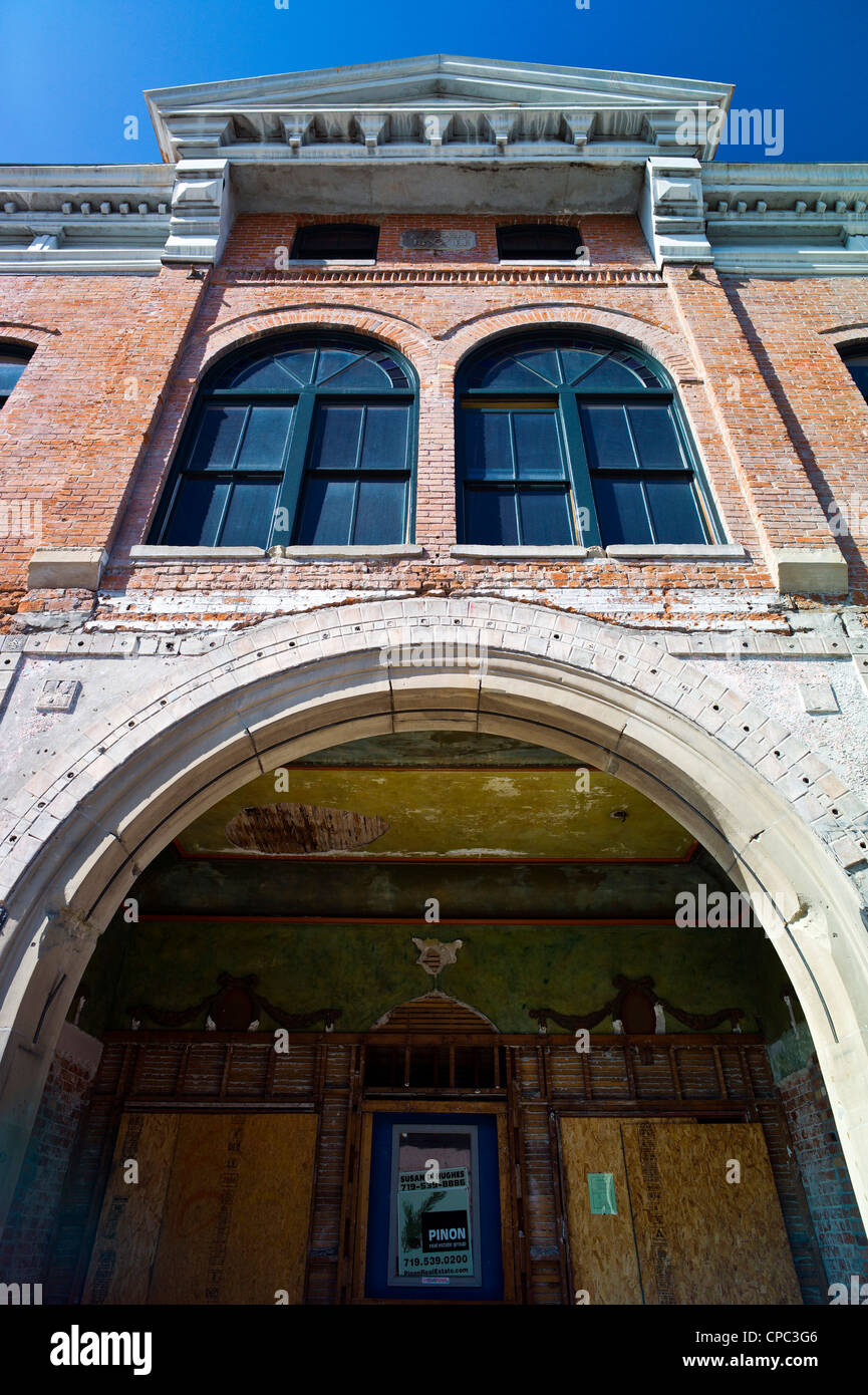 Fassade des historischen Unique Theaters im teilweisen Zerfall, Salida, Colorado, USA Stockfoto