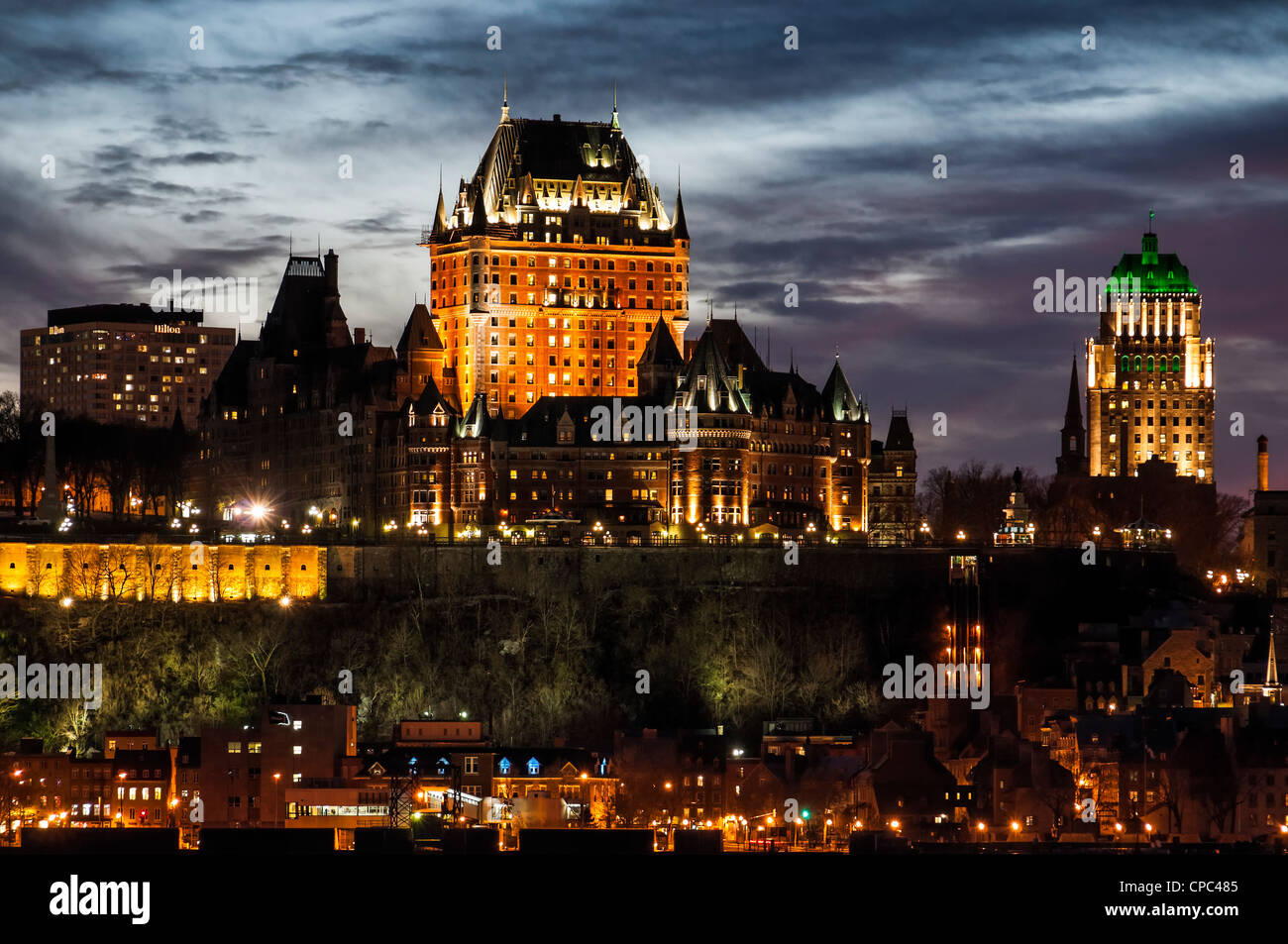 Chateau Frontenac und Old Quebec Skyline in der Abenddämmerung aus über den St. Lawrence River in Levis, Quebec, Kanada. Stockfoto