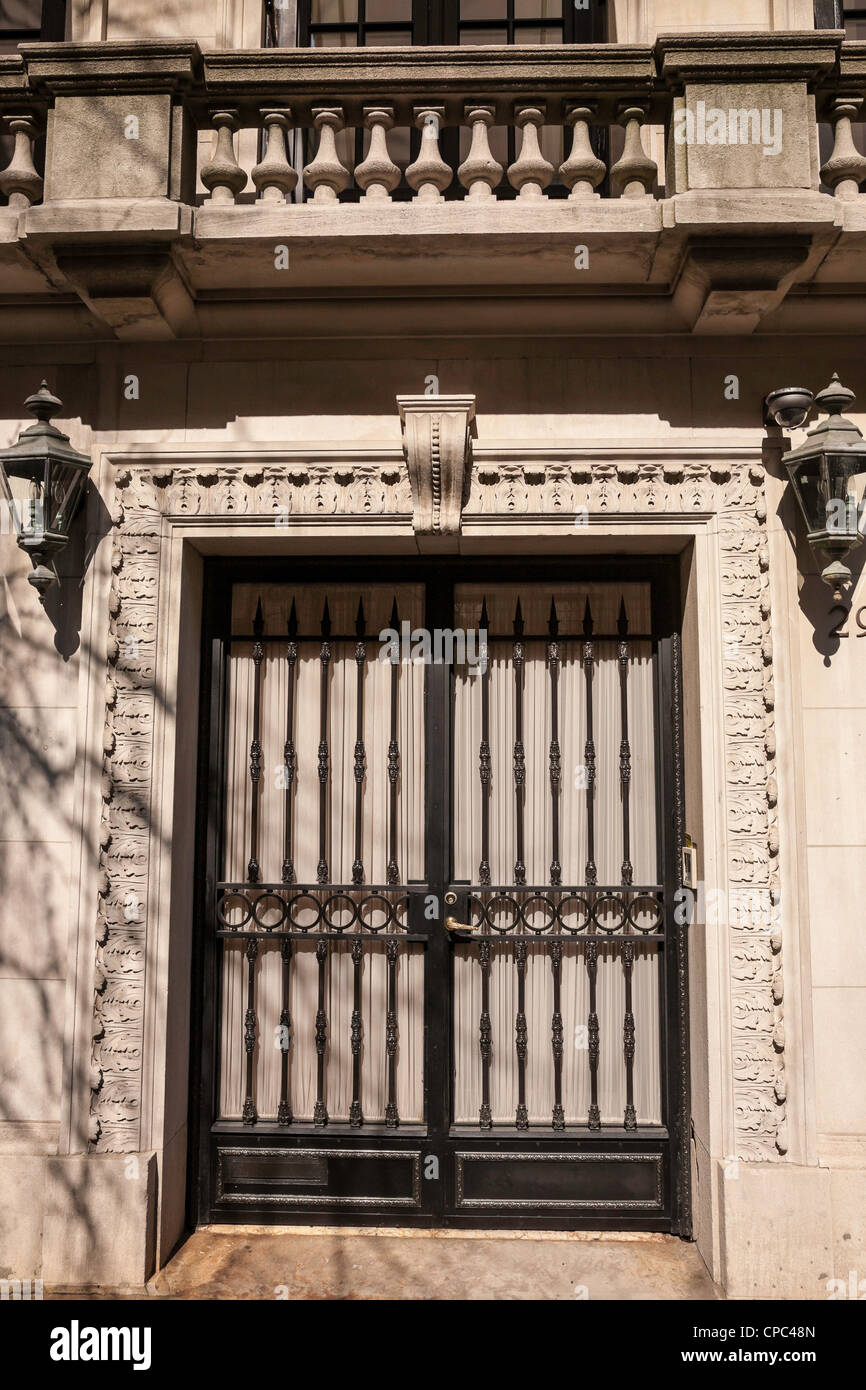 Dekorative schmiedeeiserne ausgeschlossen Windows, NYC Stockfoto