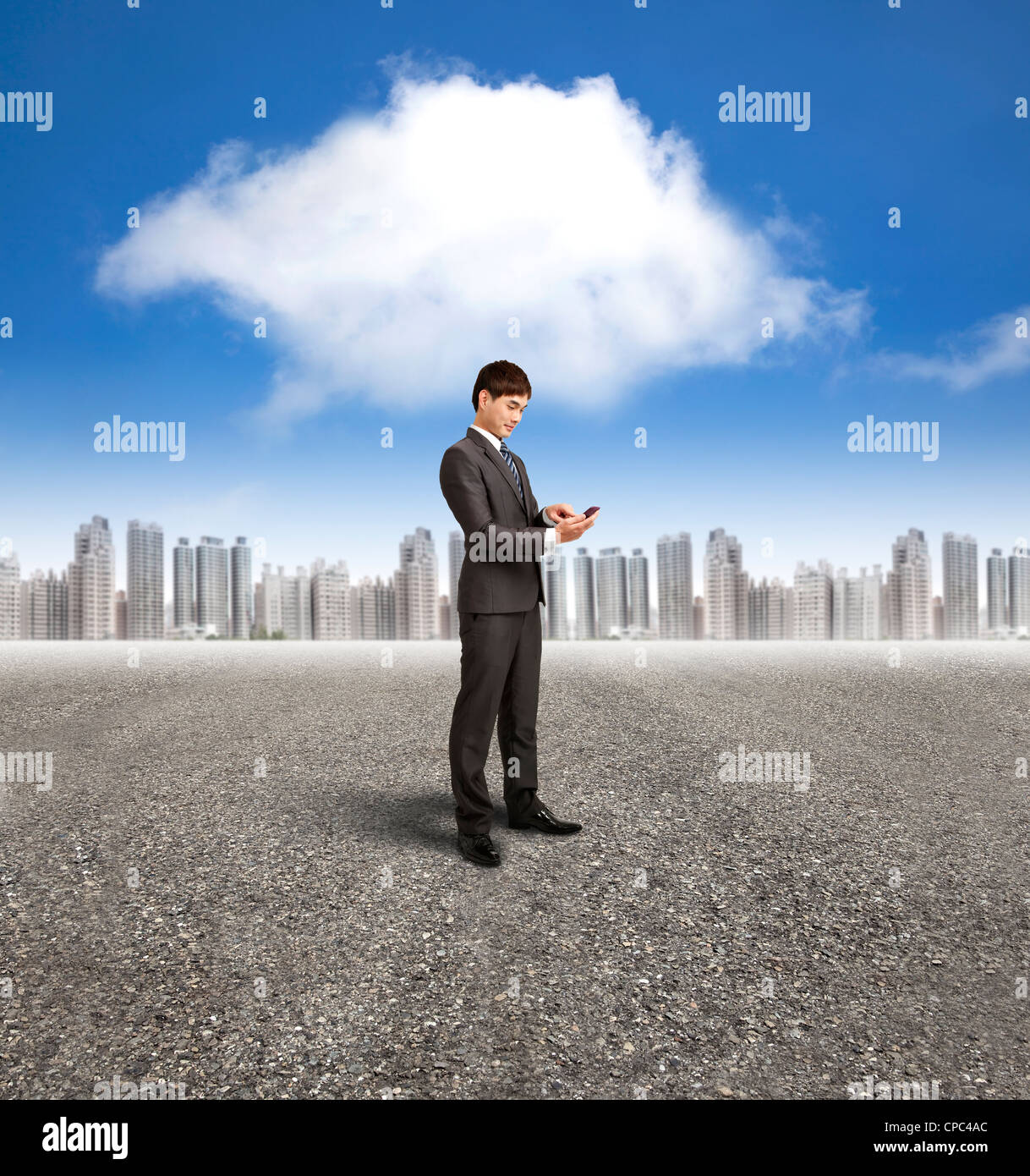 Geschäftsmann holding Smartphone mit Cloud-computing-Hintergrund Stockfoto