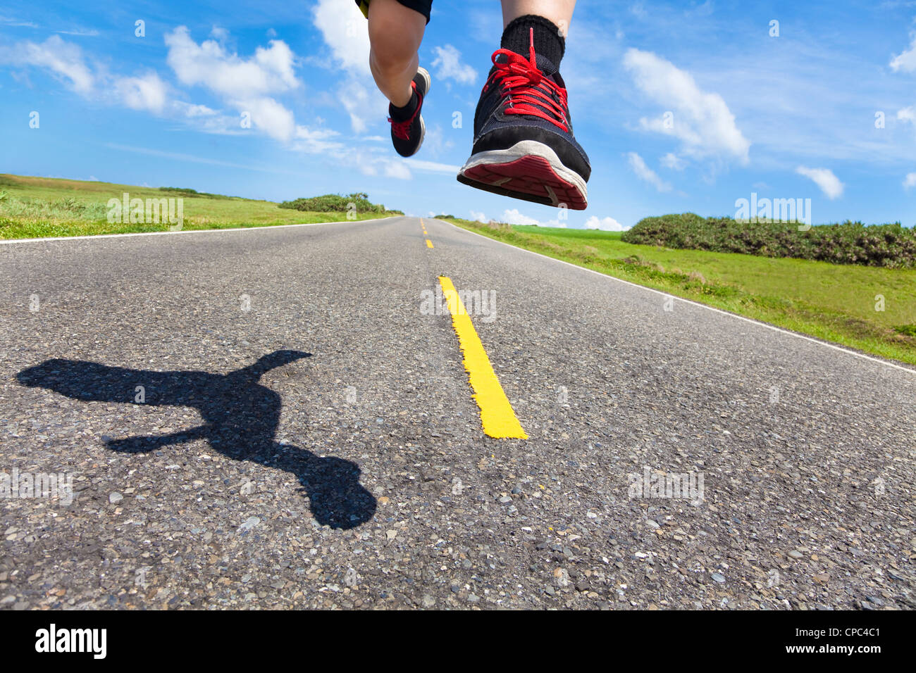 die Beine und Schuhe des Läufers in Aktion auf der Straße Stockfoto