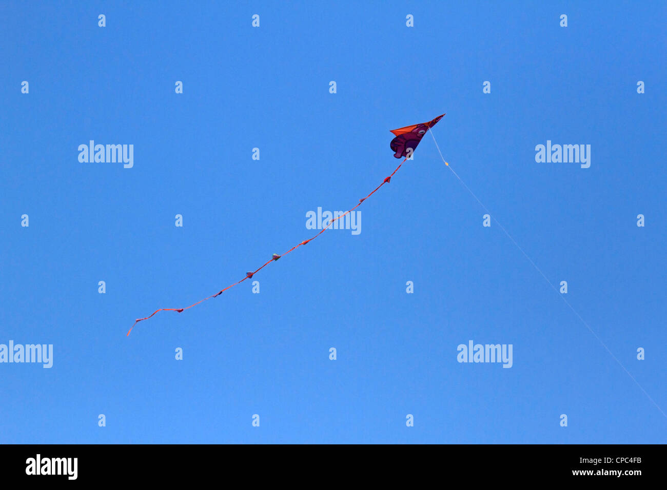 Drachen fliegen gegen einen klaren, blauen, wolkenlosen Himmel. Stockfoto