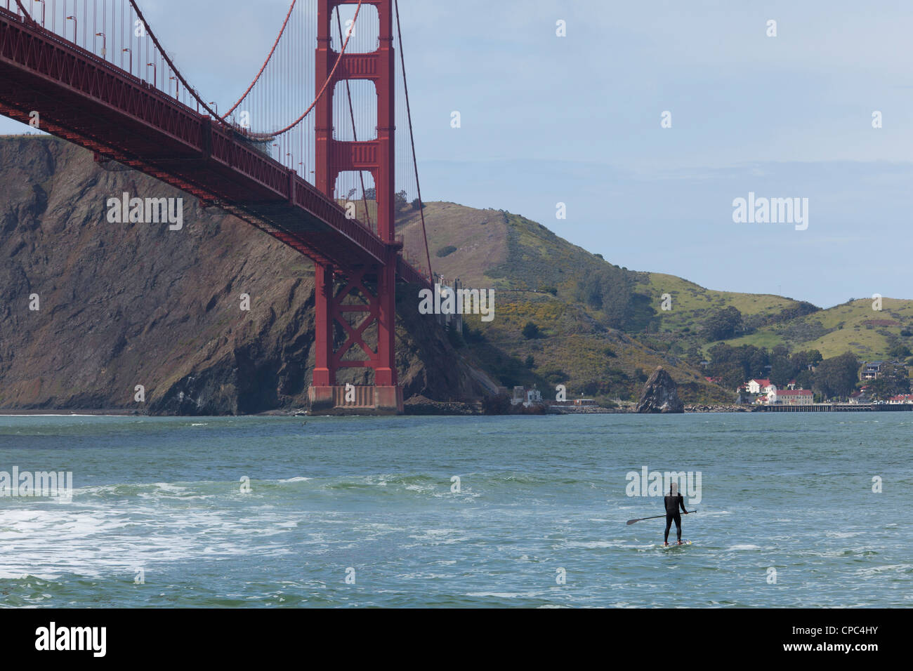 Paddel-Surfer am Fort Point, San Francisco Stockfoto