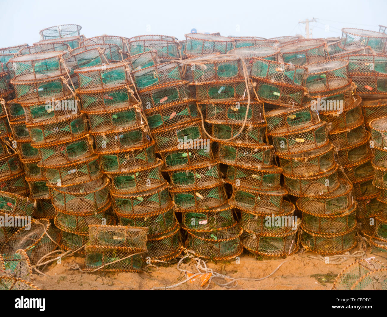 Stapel von Hummer-Töpfe am Meeresufer Stockfoto