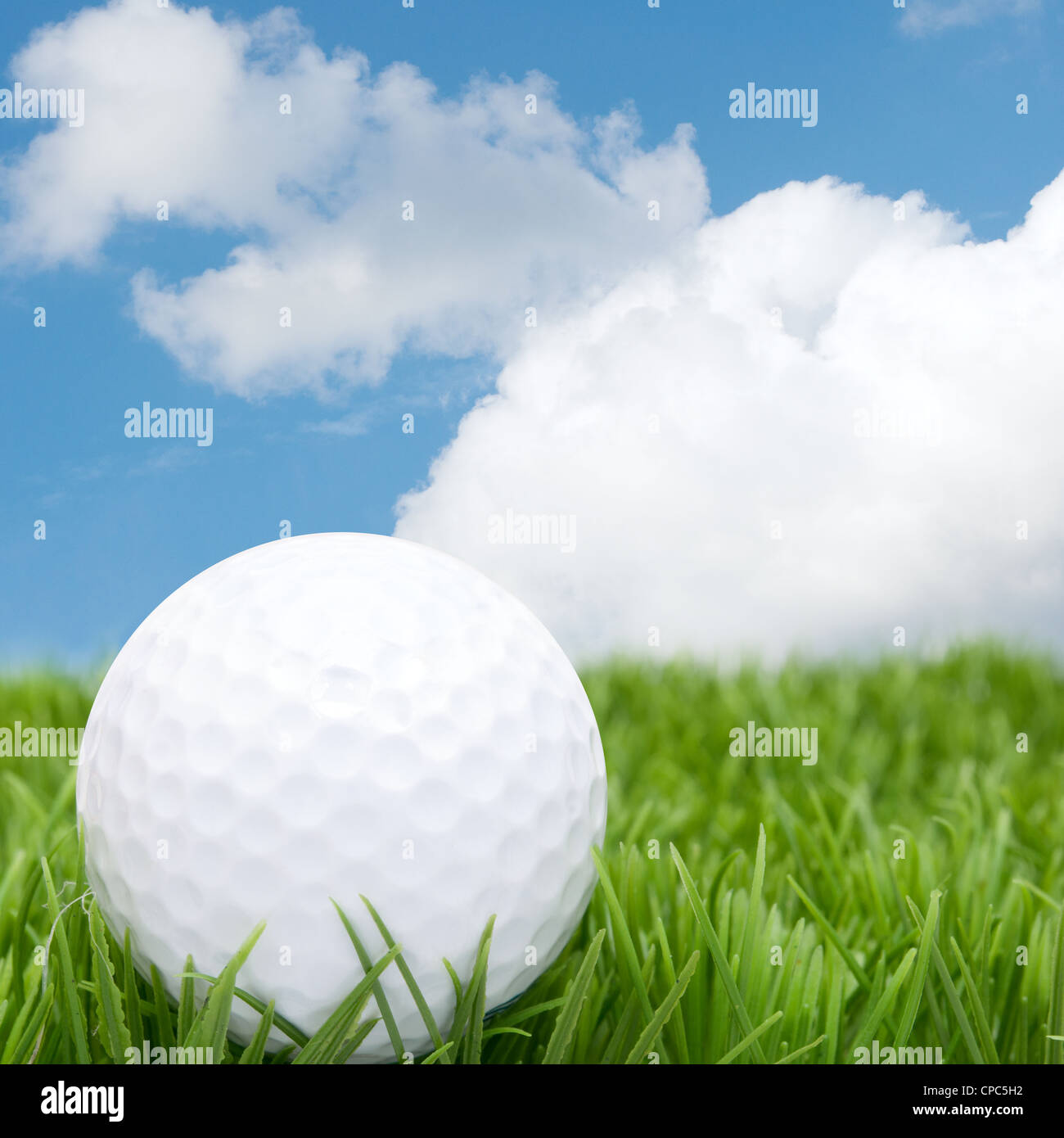 Golfball in Grass und blauer Himmel Stockfoto