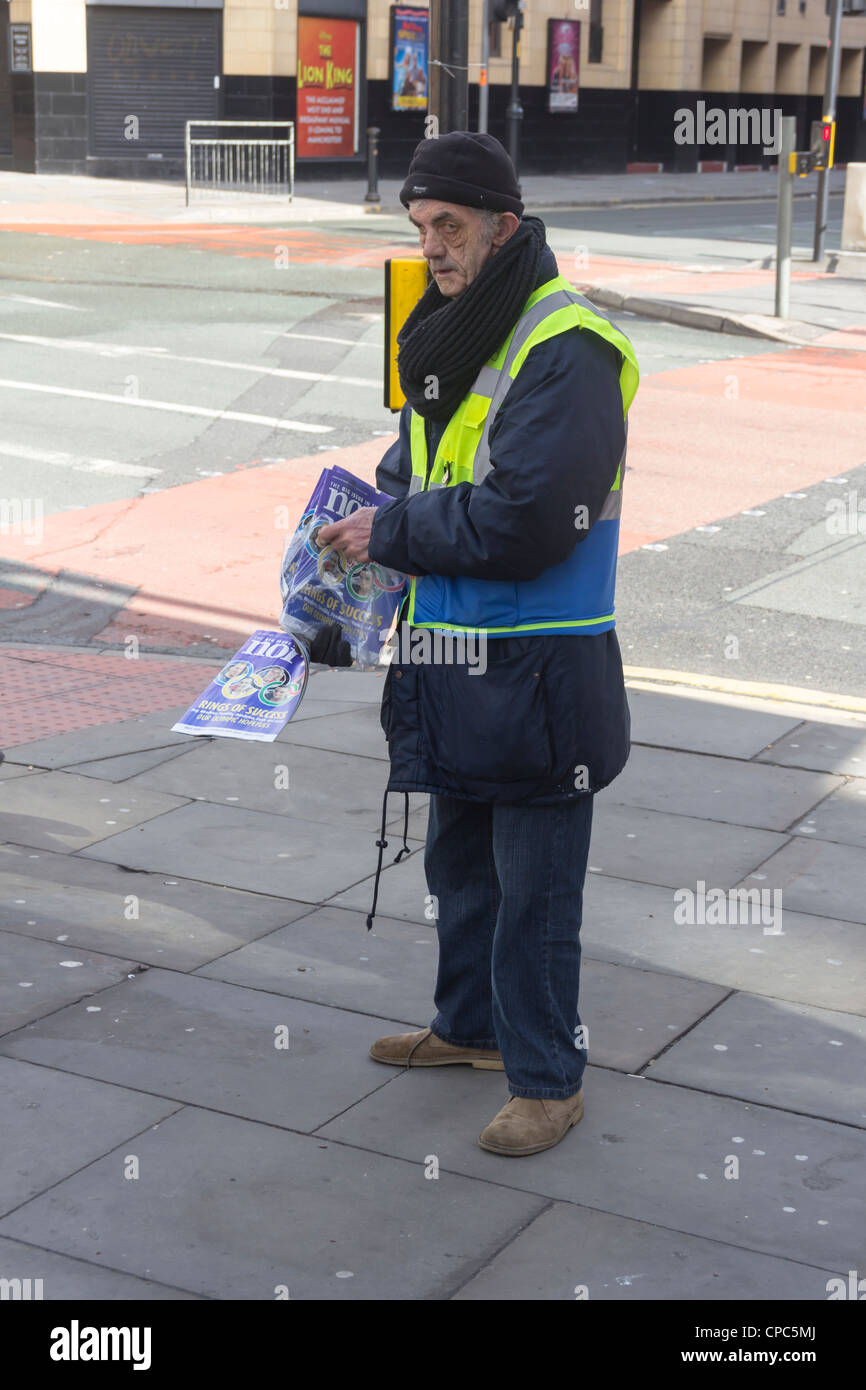 Ein Verkäufer der Zeitschrift "Big Issue" in Manchester. "The Big Issue" wird als eine Maßnahme zur Selbsthilfe von Obdachlosen verkauft. Stockfoto