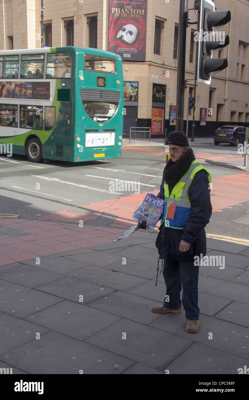 Ein Verkäufer der Zeitschrift "Big Issue" in Manchester. "The Big Issue" wird als eine Maßnahme zur Selbsthilfe von Obdachlosen verkauft. Stockfoto