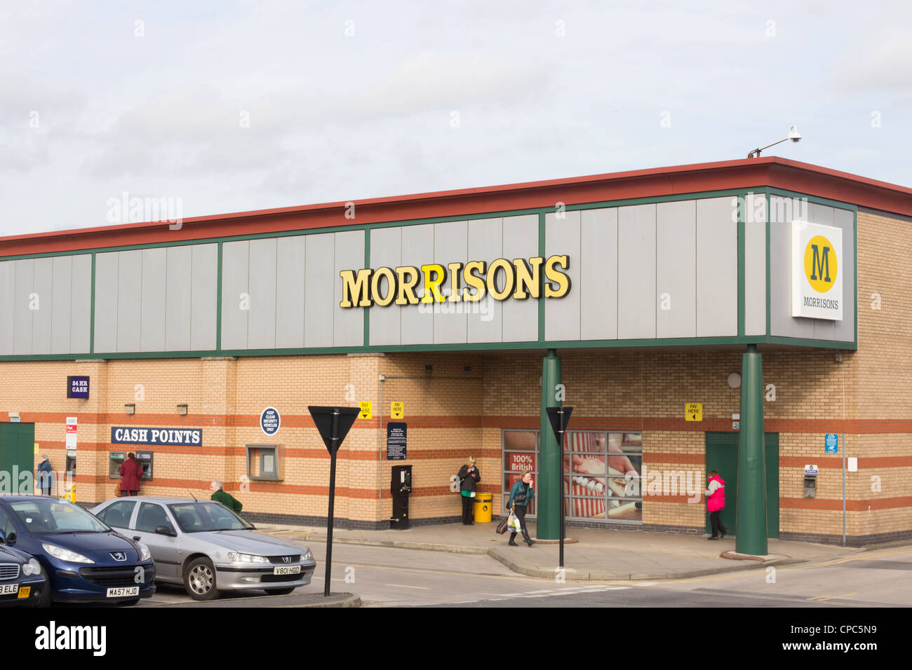 Ein Teil der Vorderseite des Safeway-Supermarkt-Gebäude und Parkhaus auf schwarzen Pferd Street, Bolton. Stockfoto