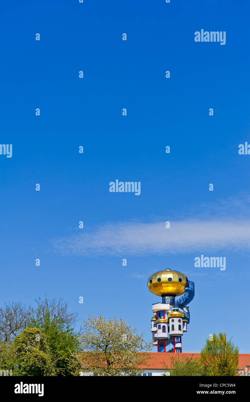 Aussichtsturm, gestaltet von Friedensreich Hundertwasser Phnatasie phantastisch gold goldene Kugel bayerische Brauerei Bayern bayern Stockfoto